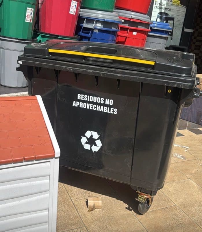 Caneca tanque o contenedor con ruedas 1.100 Litros para hogar y negocio en Bello y Medellín